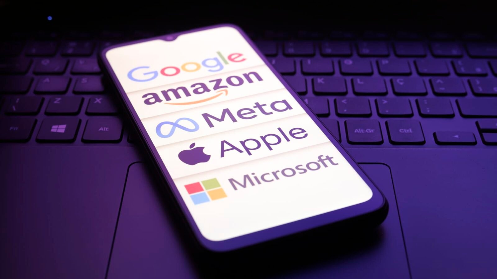 Amazon Soars 12% While Apple Tumbles 7% on Contrasting Earnings Reports