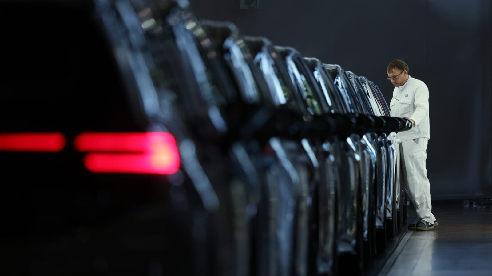 Volkswagen Profit Drops 10% as Automaker Cuts Revenue Outlook Amid Restructuring