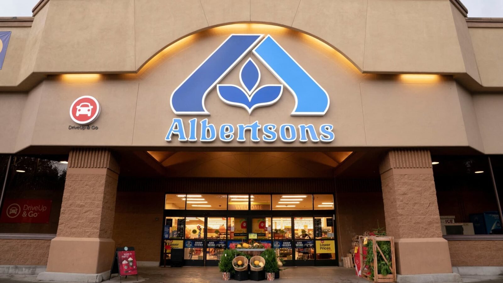 Albertsons Shares Plunge Over 20% on Sharply Reduced Earnings Outlook