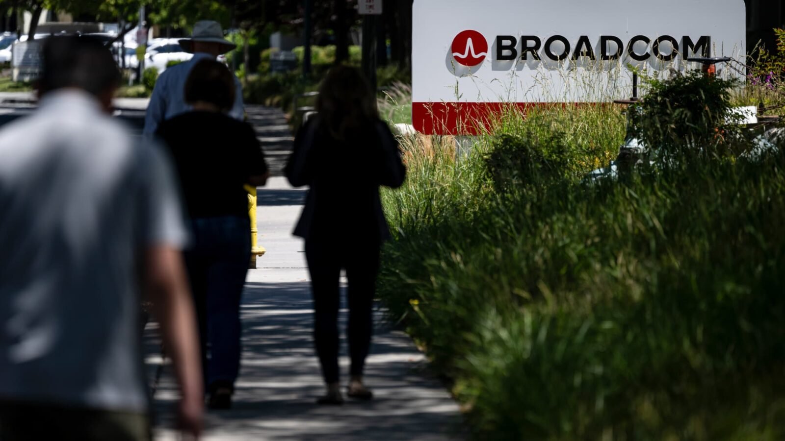 Wall Street Analysts See Long-Term Growth in CrowdStrike, AST SpaceMobile, and Broadcom