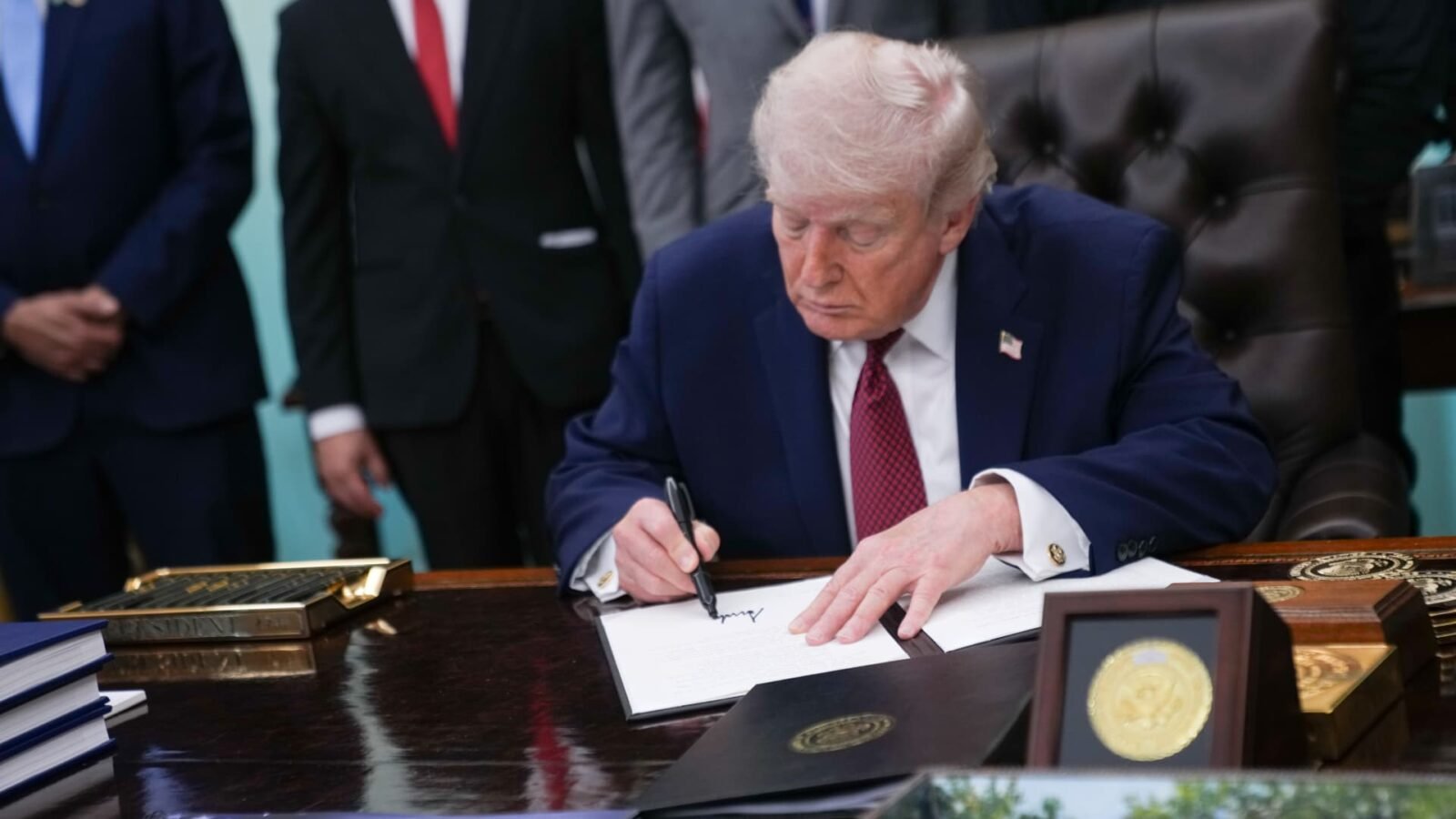 Trump Announces 2028 Generic Drug Tariffs to Push U.S. Manufacturing