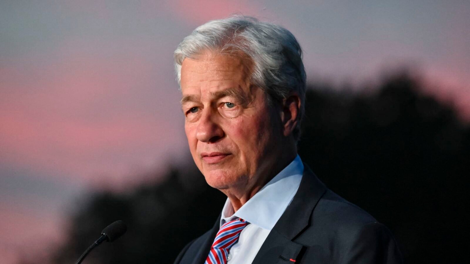 Investors Flock to Short-Term Treasuries as Dimon Warns Against Long-Dated Bonds