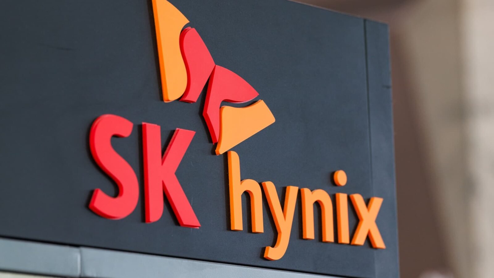 SK Hynix and Samsung Tumble as Semiconductor Rout Spreads Across Asia