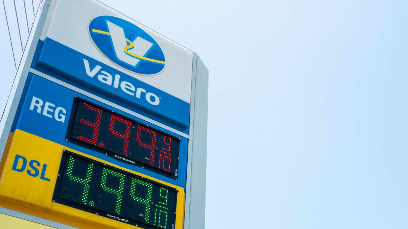 Brent Crude Surges Past $100 as Middle East Tensions Raise Supply Disruption Concerns