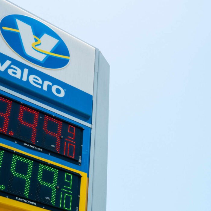 Brent Crude Surges Past $100 as Middle East Tensions Raise Supply Disruption Concerns