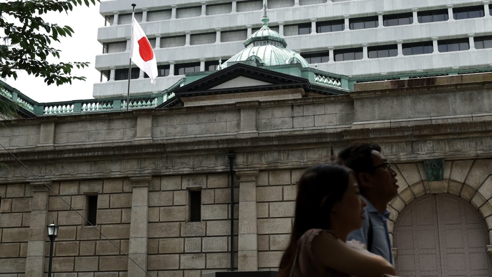 Bank of Japan Holds Rates at 1% Despite Underlying Inflation Concerns
