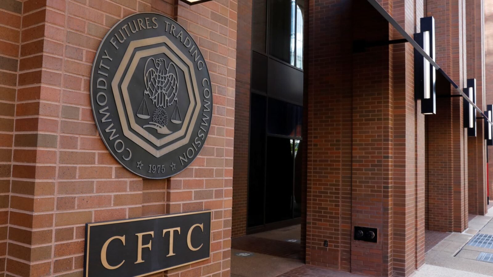 White House vets candidates for four CFTC vacancies, sources say