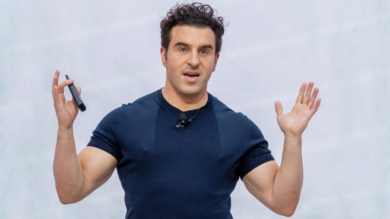Airbnb's Chesky Tells Goldman Conference AI Is a Wave to Surf, Not Fear