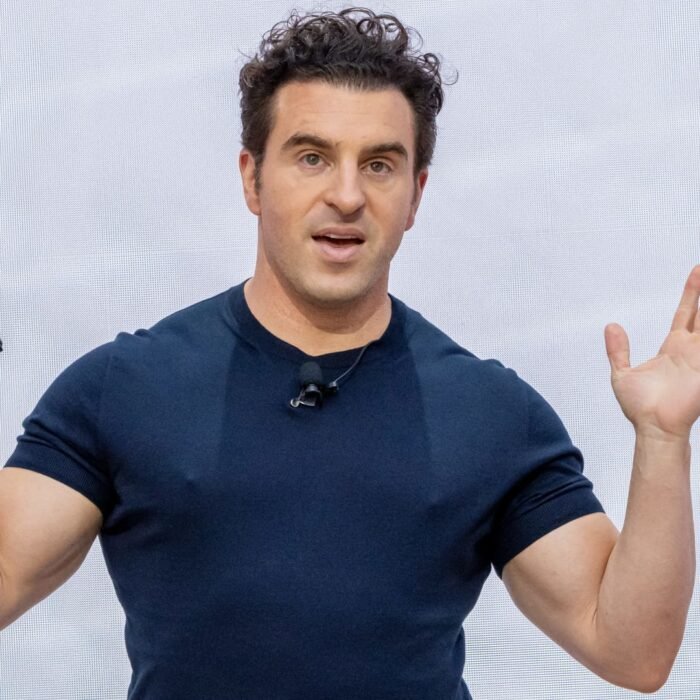 Airbnb's Chesky Tells Goldman Conference AI Is a Wave to Surf, Not Fear